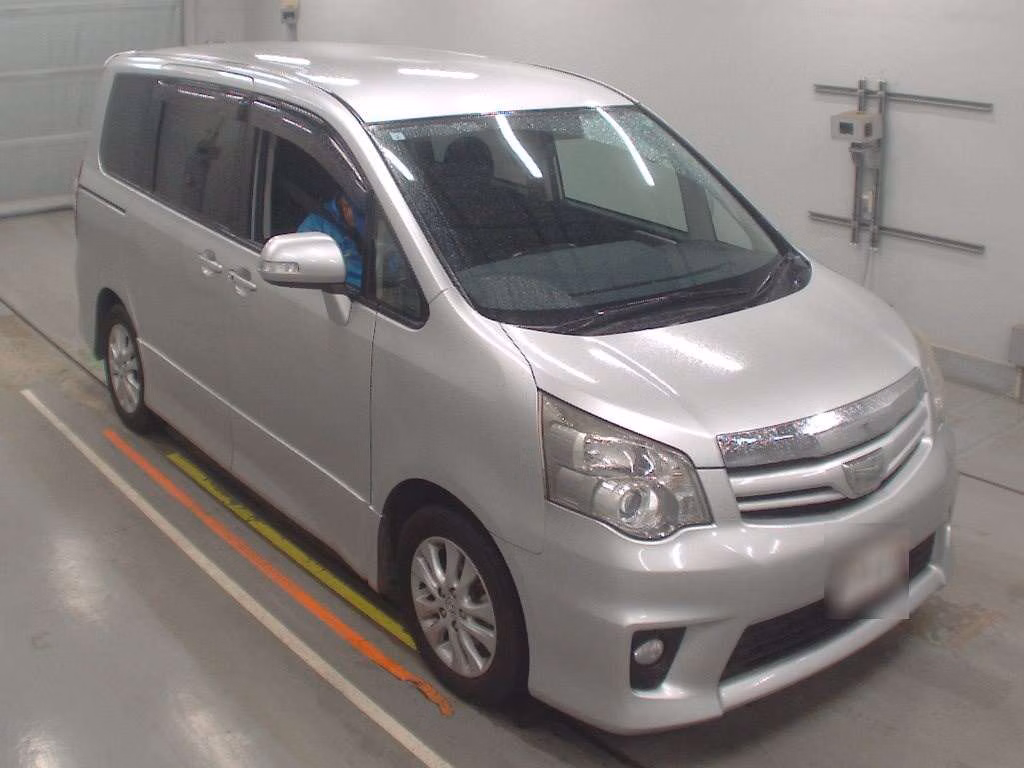 TOYOTA NOAH