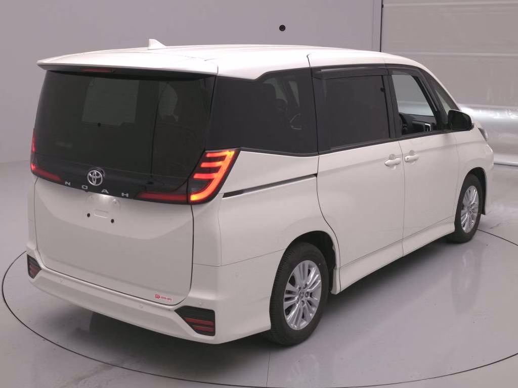TOYOTA NOAH