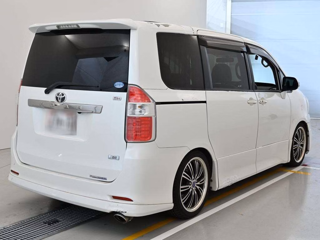 TOYOTA NOAH