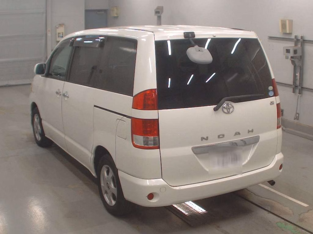 TOYOTA NOAH