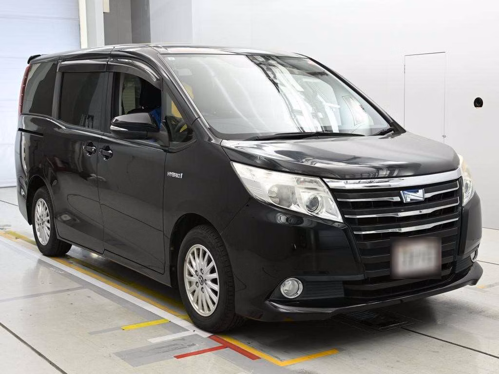 TOYOTA NOAH