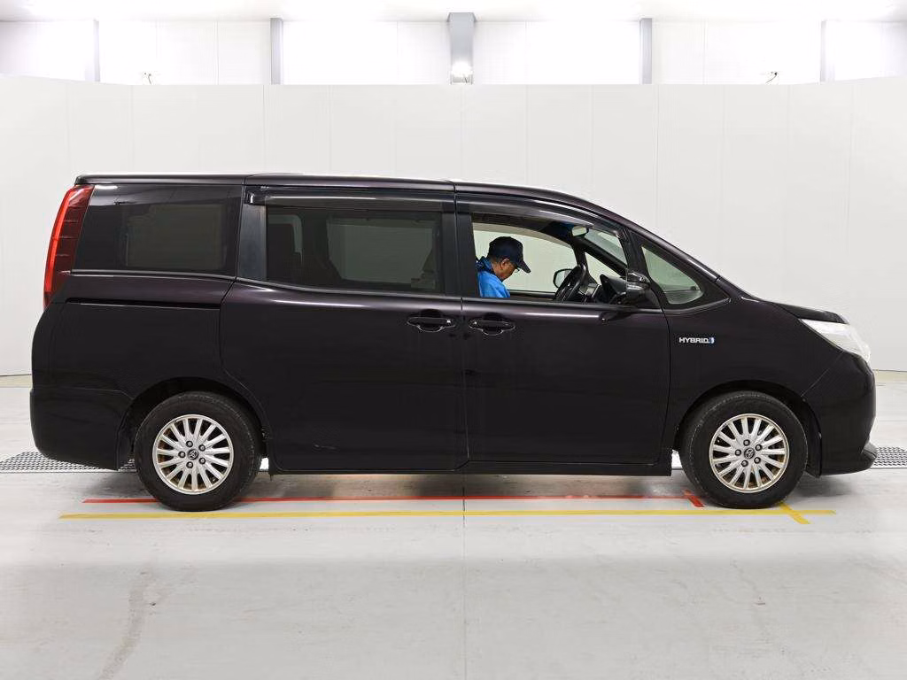 TOYOTA NOAH
