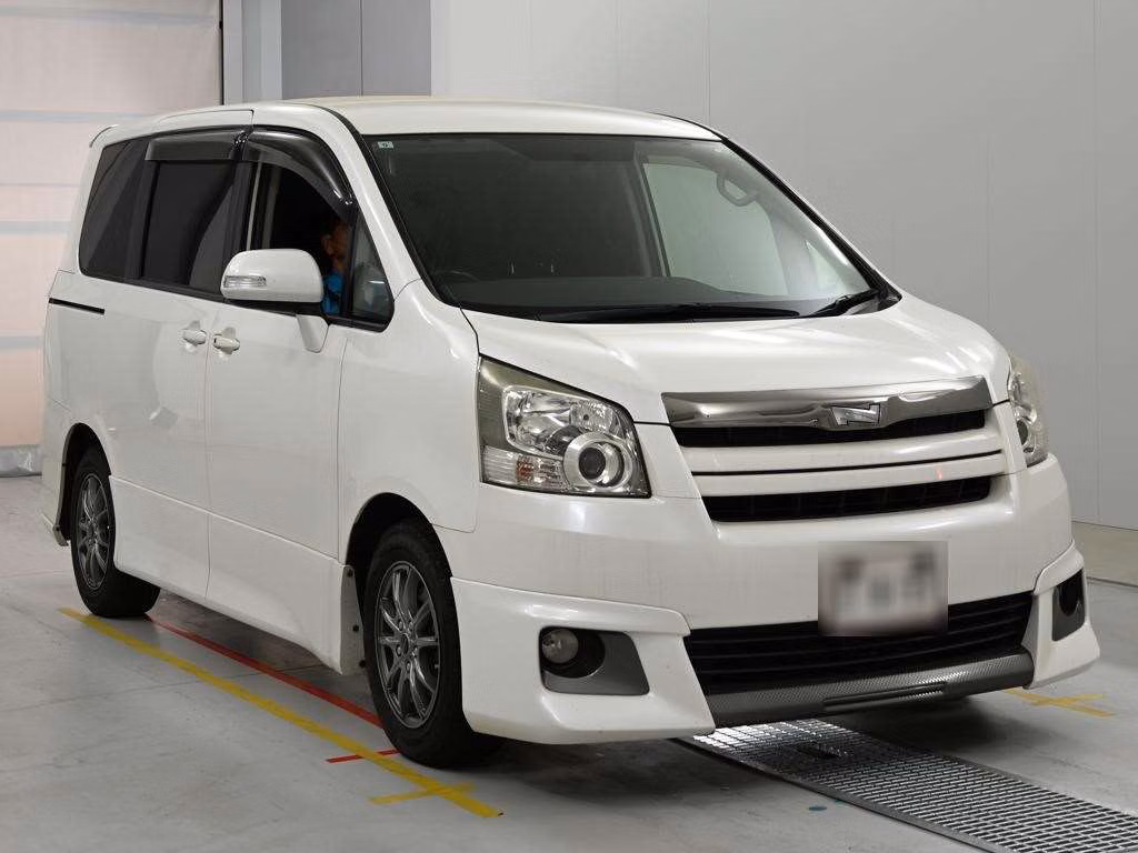 TOYOTA NOAH