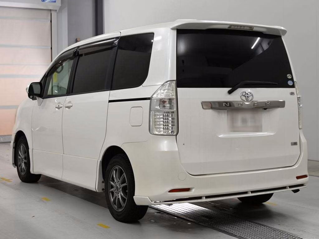 TOYOTA NOAH
