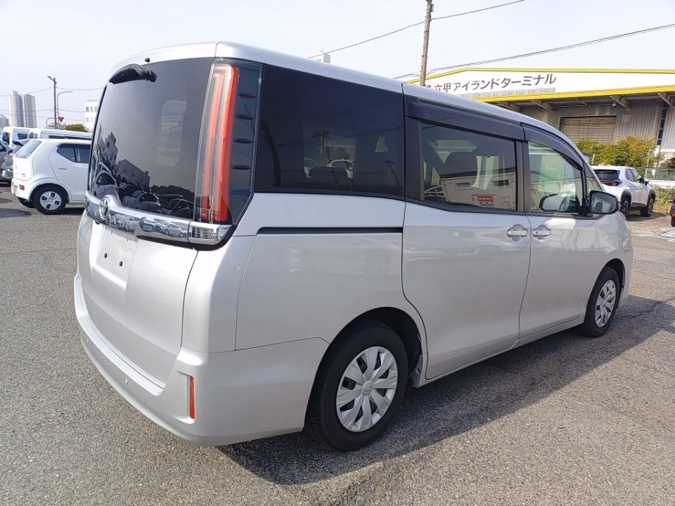 TOYOTA NOAH