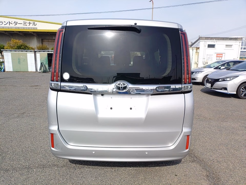 TOYOTA NOAH