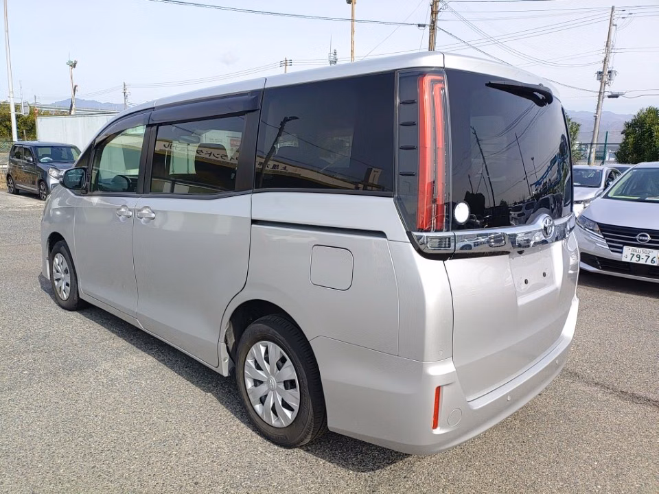 TOYOTA NOAH