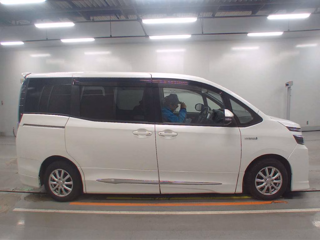 TOYOTA VOXY