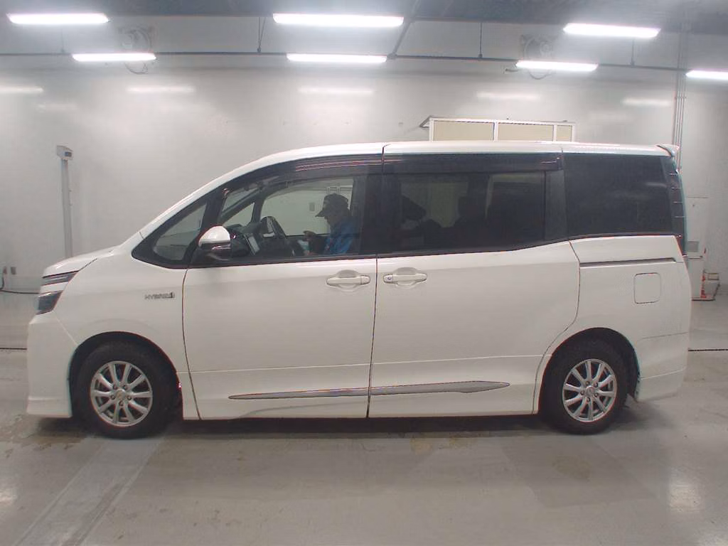 TOYOTA VOXY