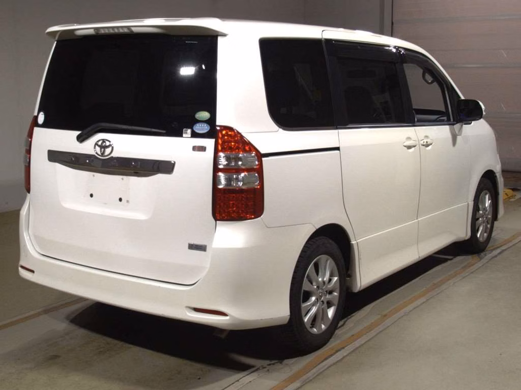 TOYOTA NOAH