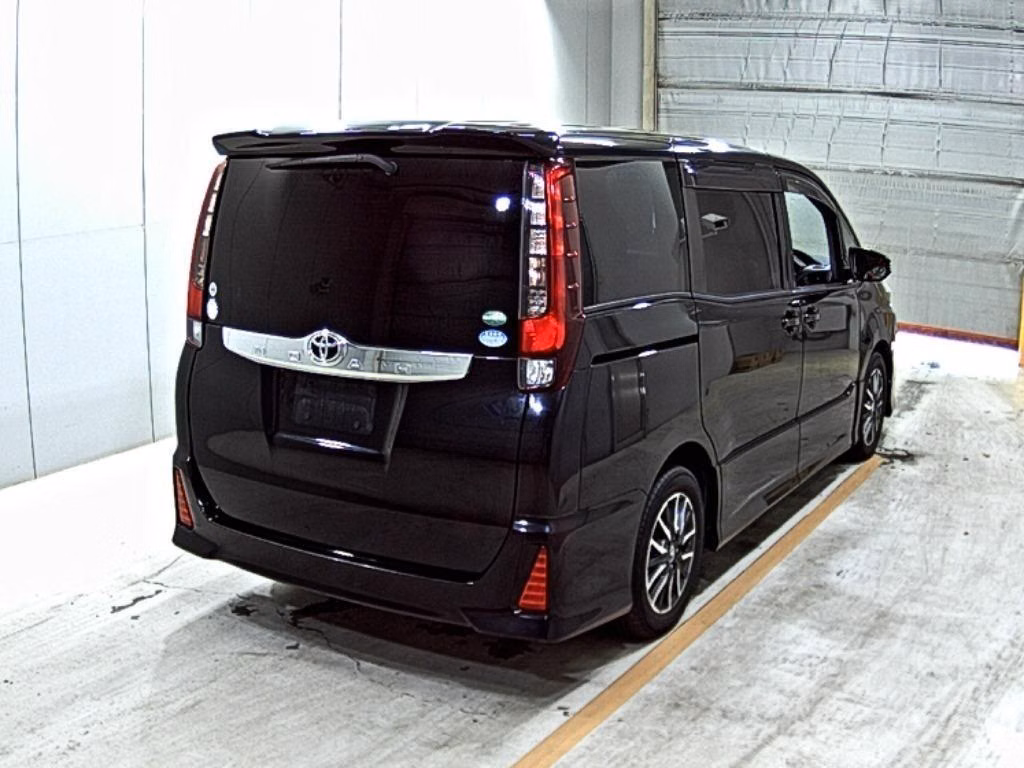 TOYOTA NOAH