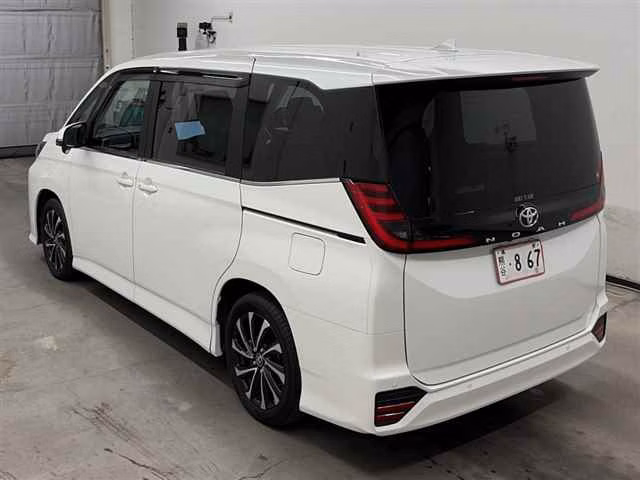 TOYOTA NOAH