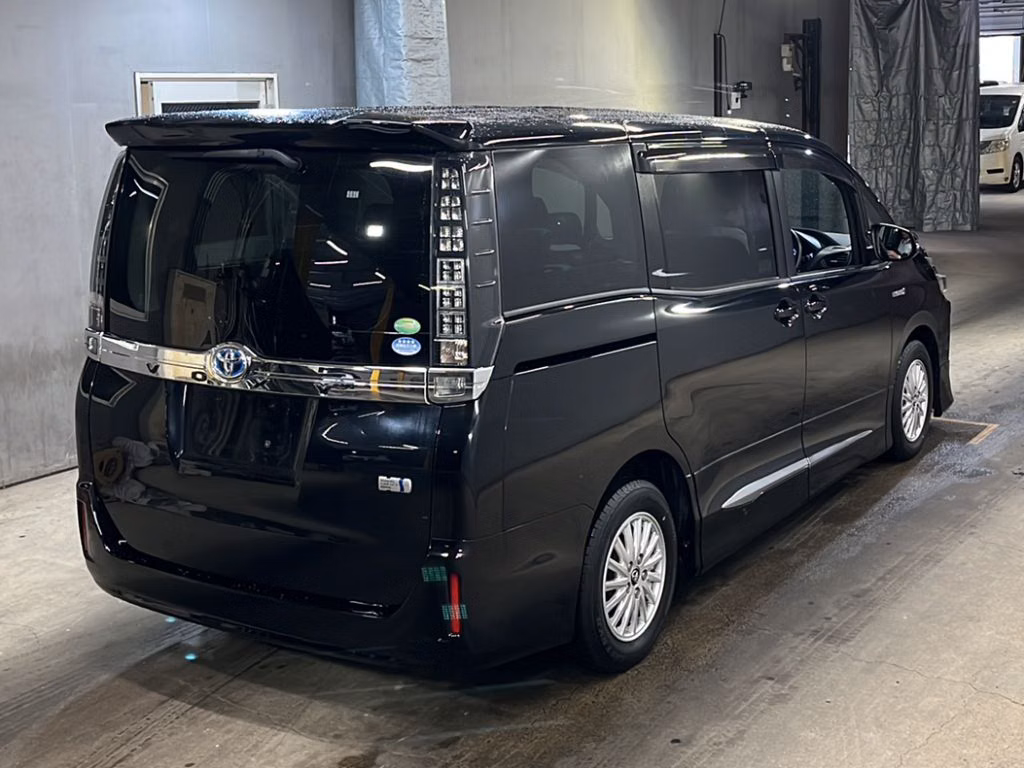 TOYOTA VOXY