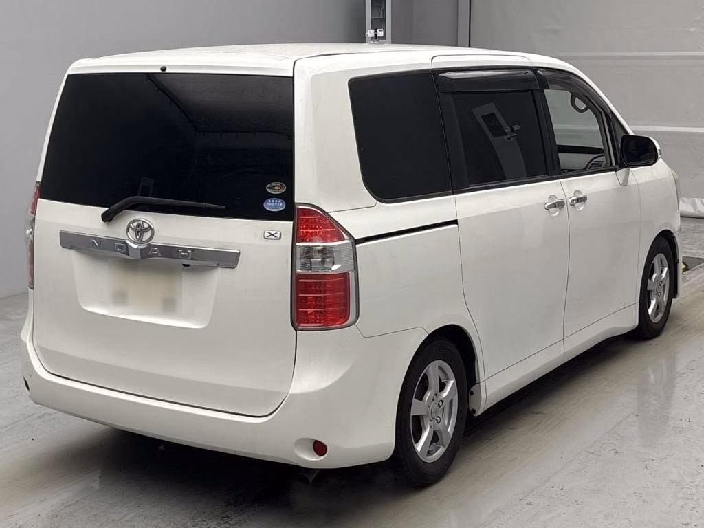 TOYOTA NOAH
