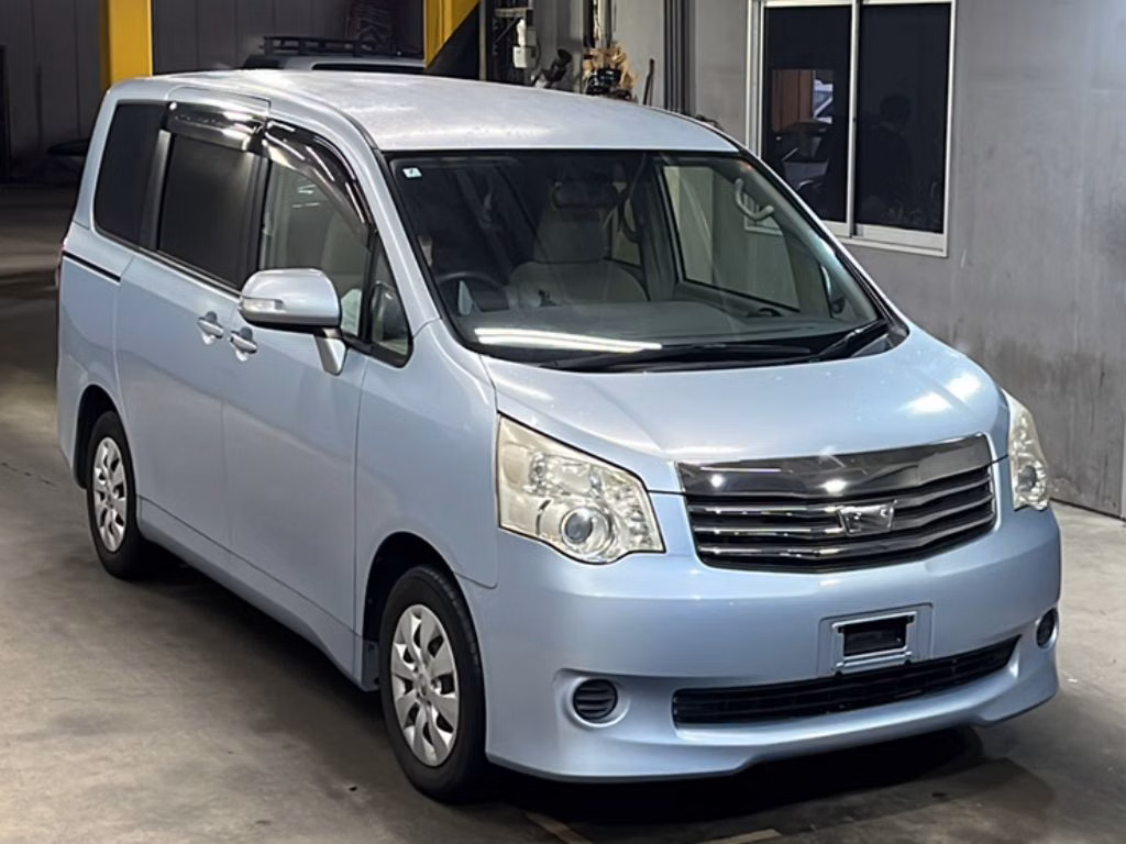 TOYOTA NOAH