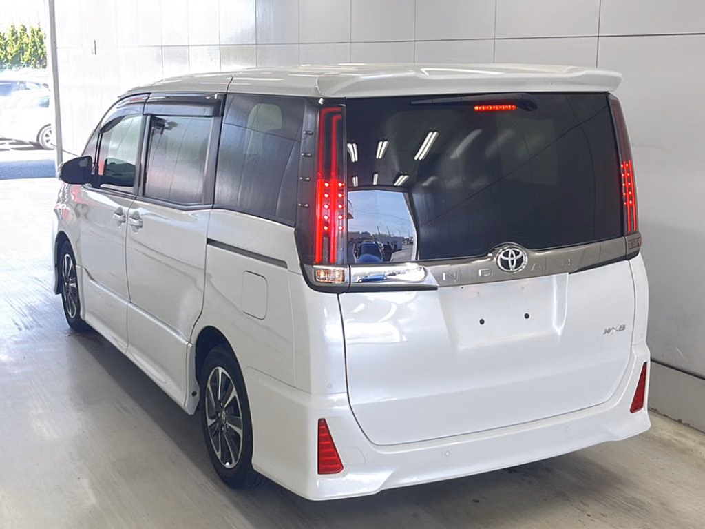 TOYOTA NOAH