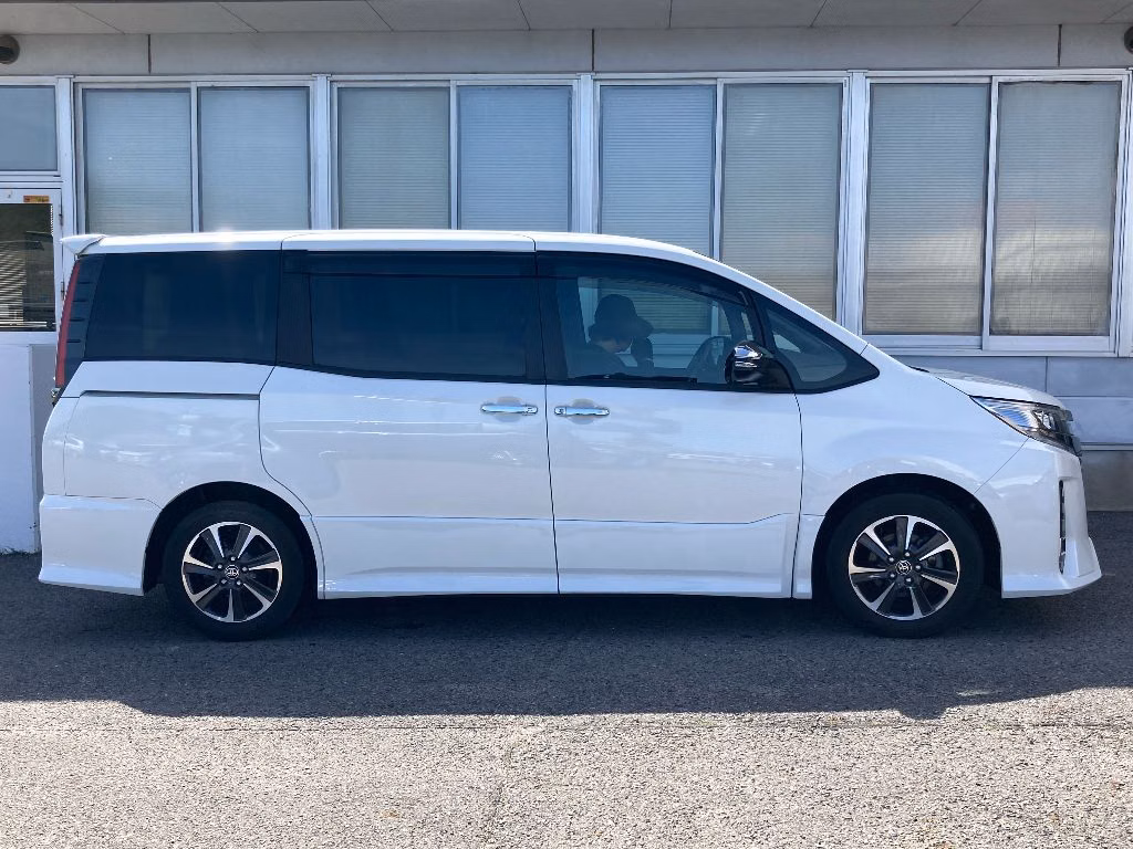 TOYOTA NOAH