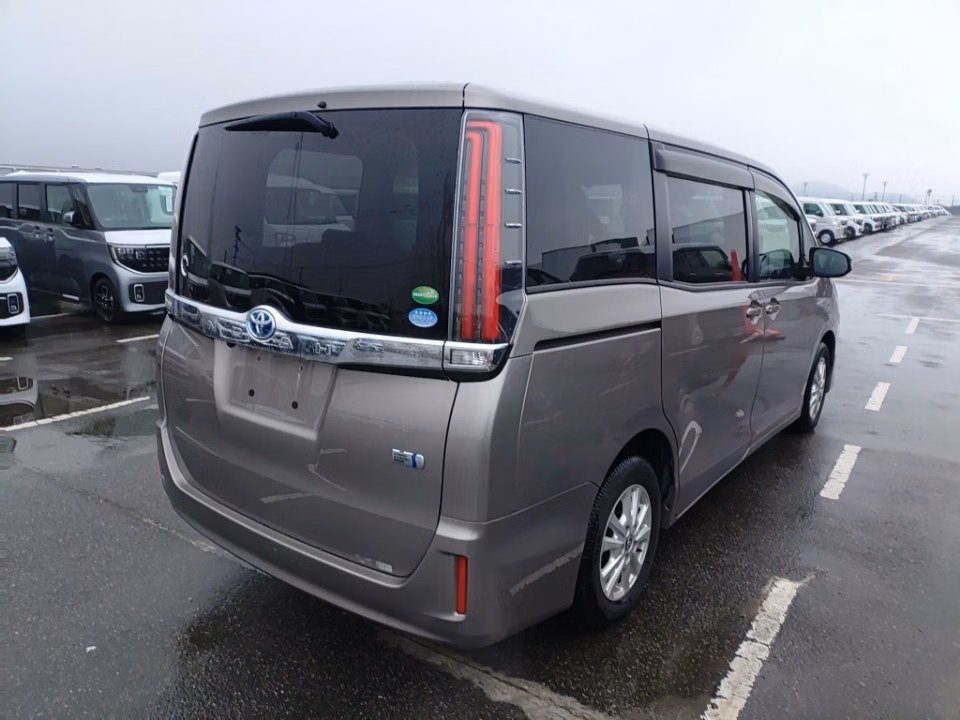 TOYOTA NOAH