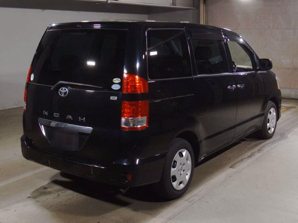 TOYOTA NOAH
