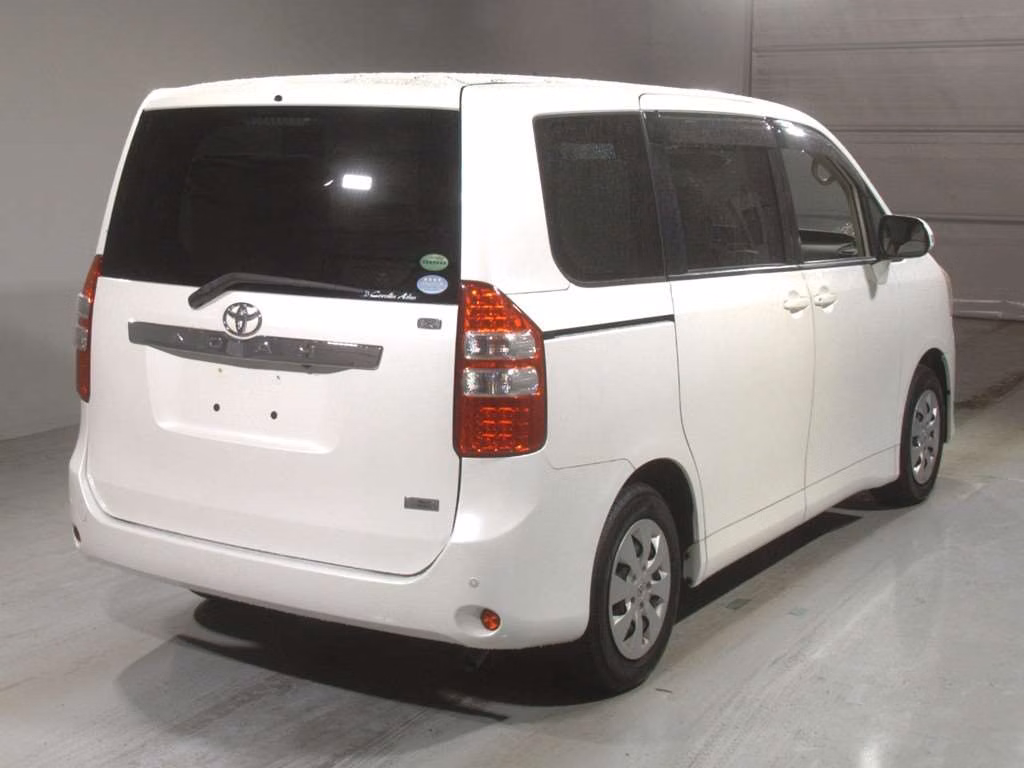 TOYOTA NOAH