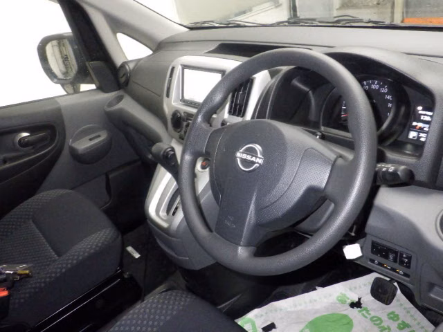 NISSAN NV200