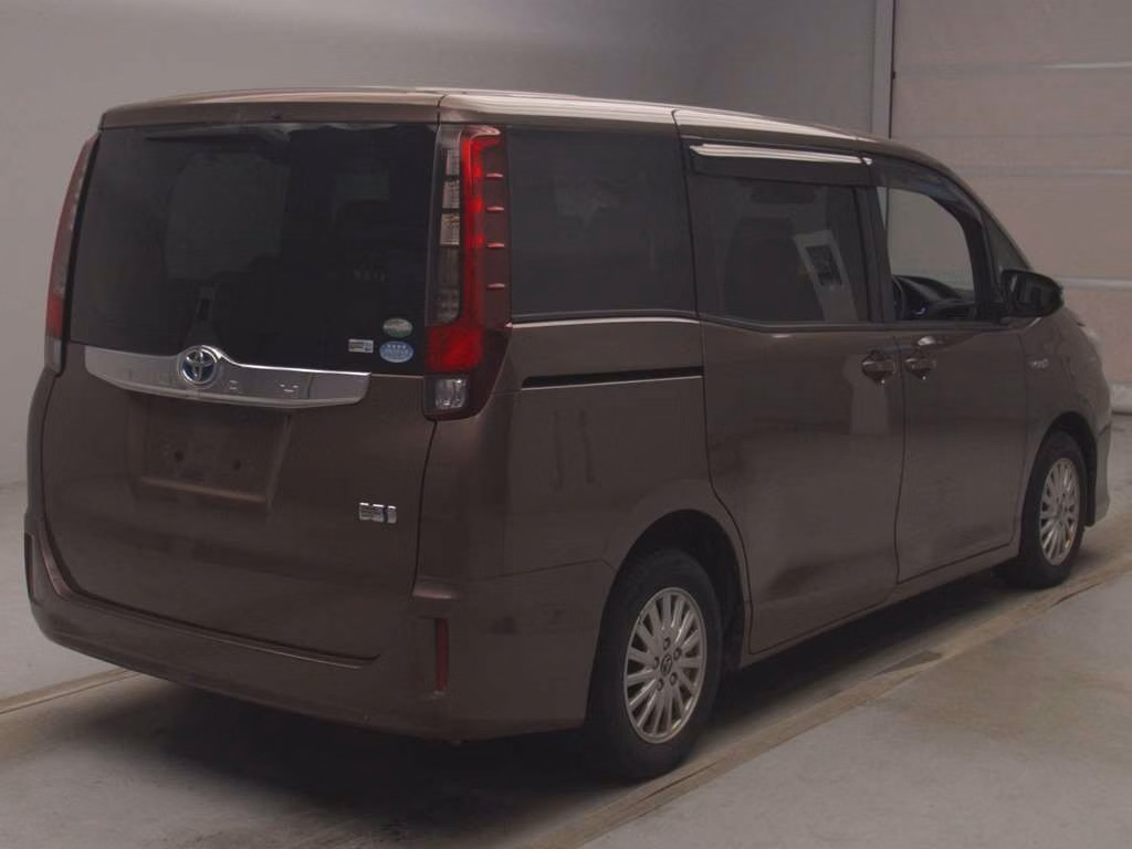 TOYOTA NOAH