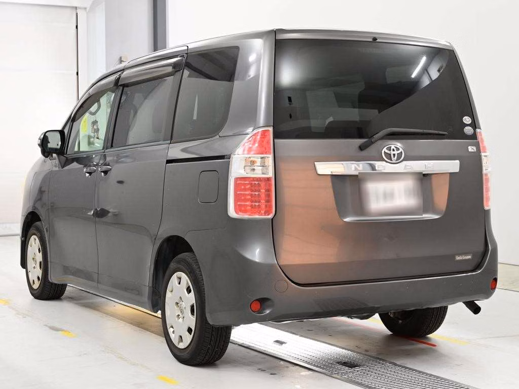 TOYOTA NOAH