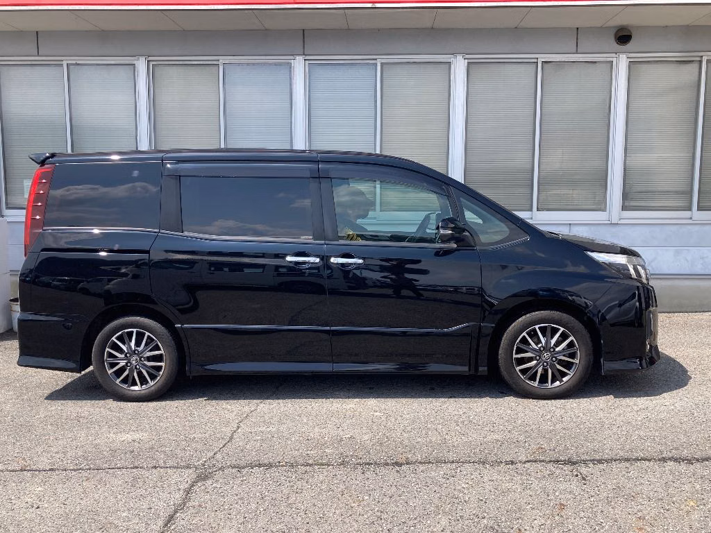 TOYOTA NOAH