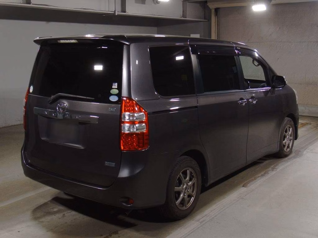 TOYOTA NOAH