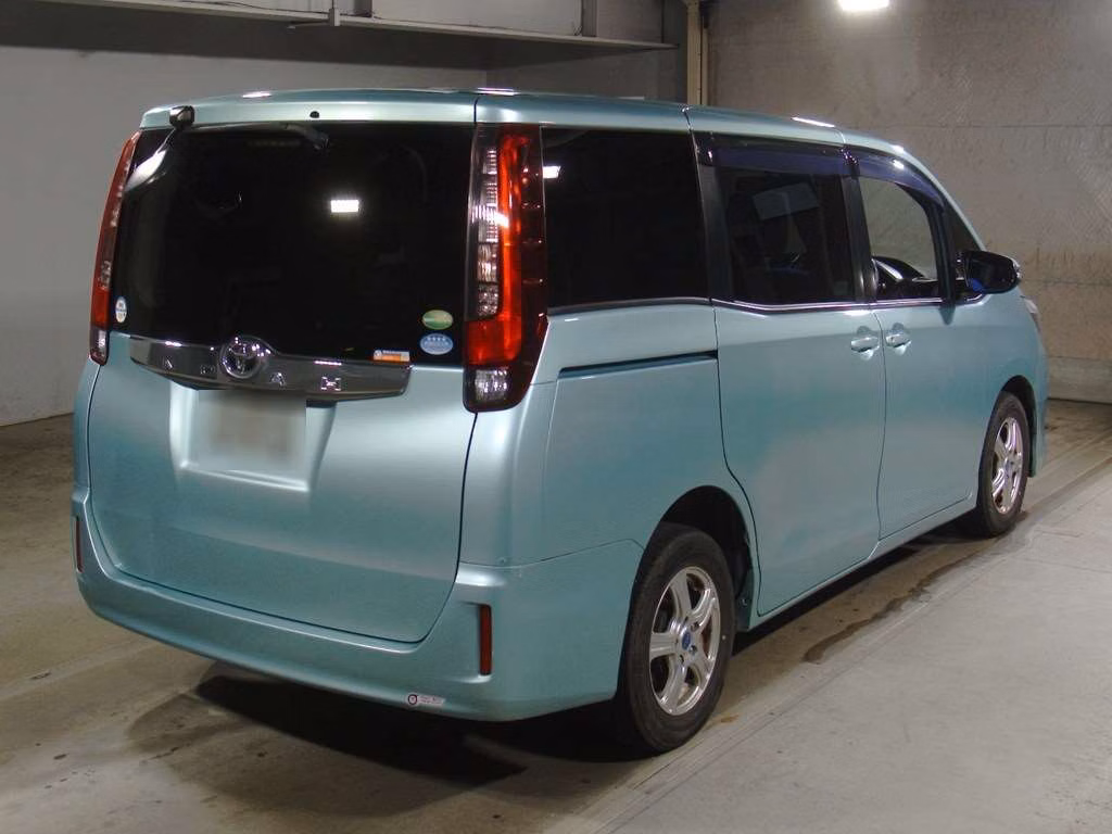 TOYOTA NOAH