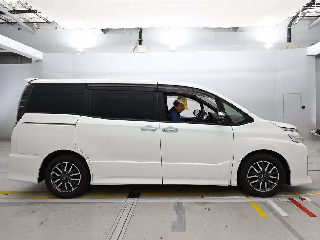 TOYOTA VOXY