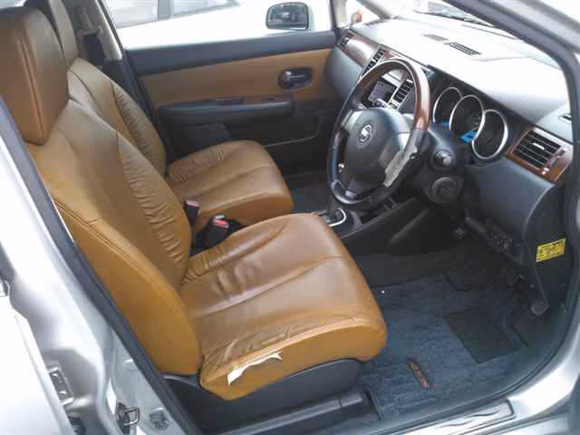 NISSAN TIIDA