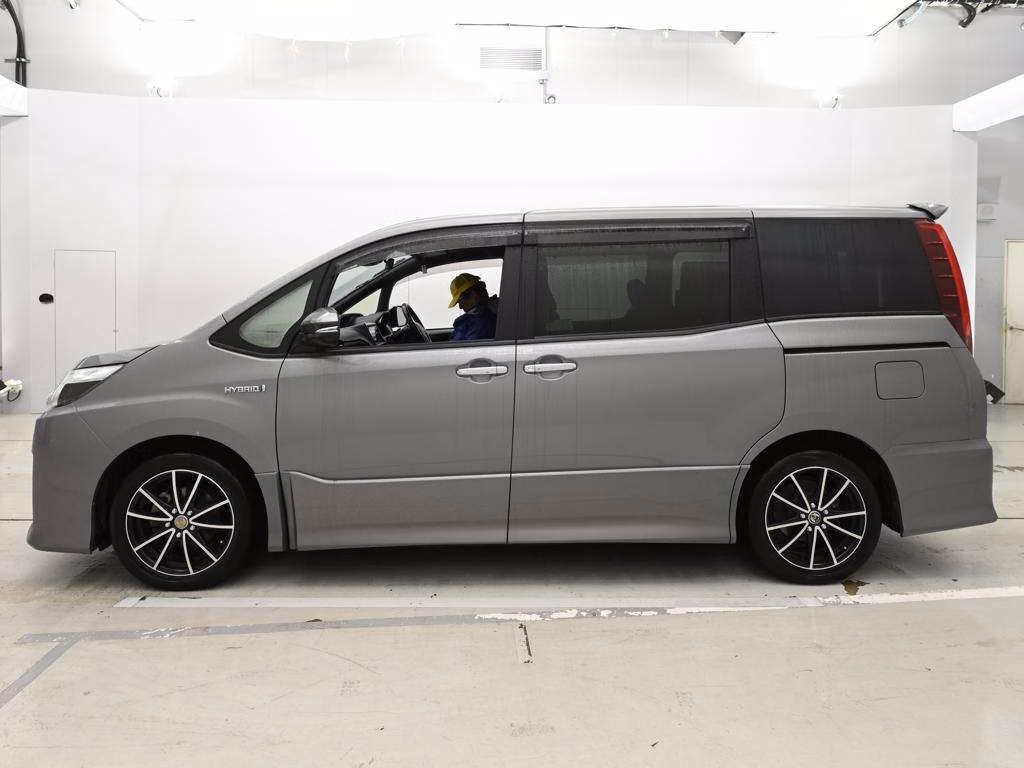 TOYOTA NOAH