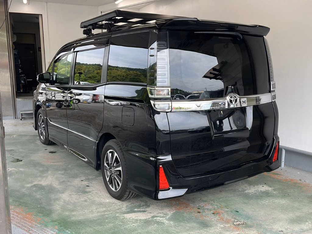 TOYOTA VOXY