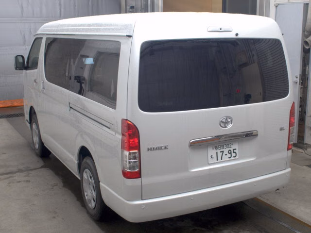 TOYOTA HIACE