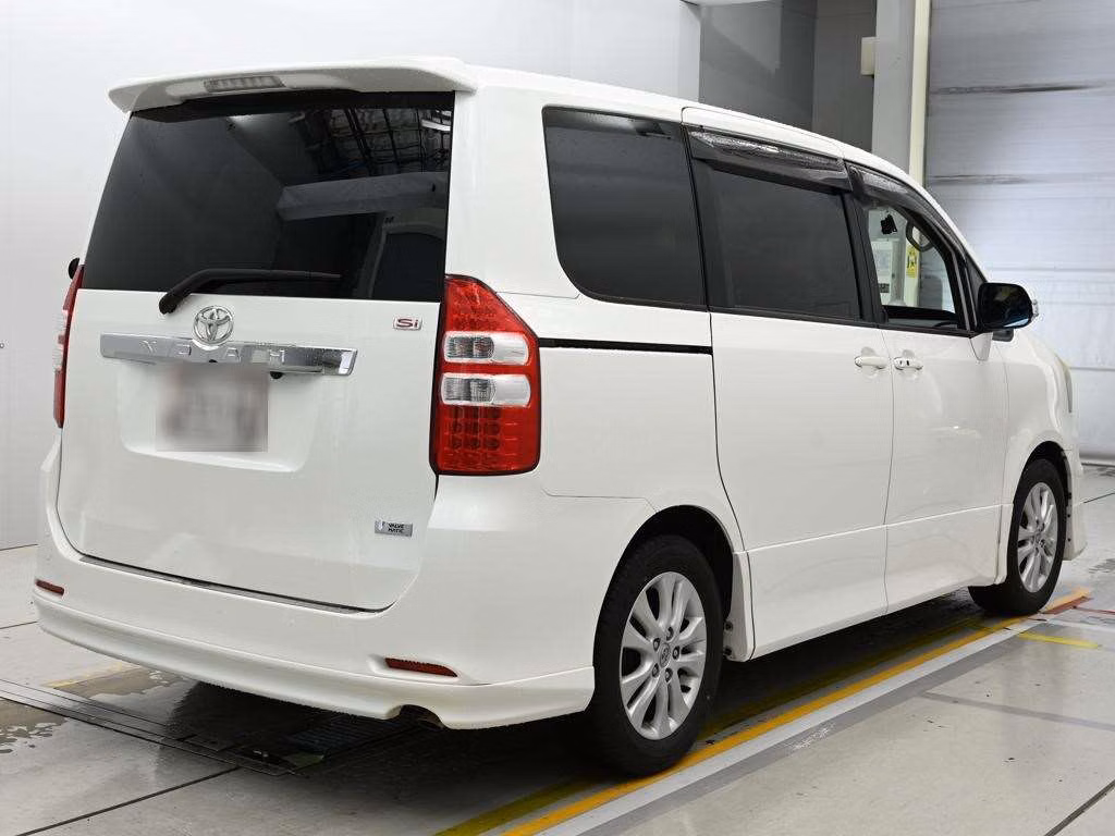 TOYOTA NOAH