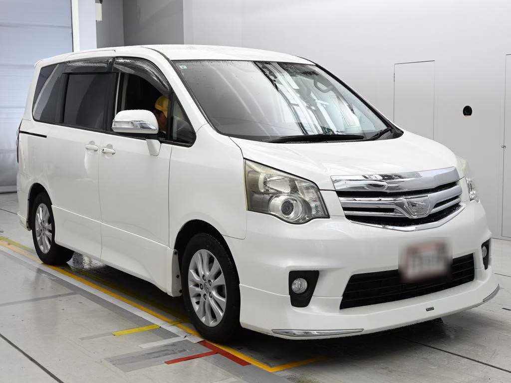 TOYOTA NOAH