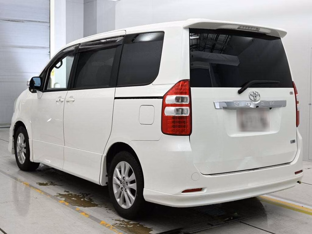 TOYOTA NOAH