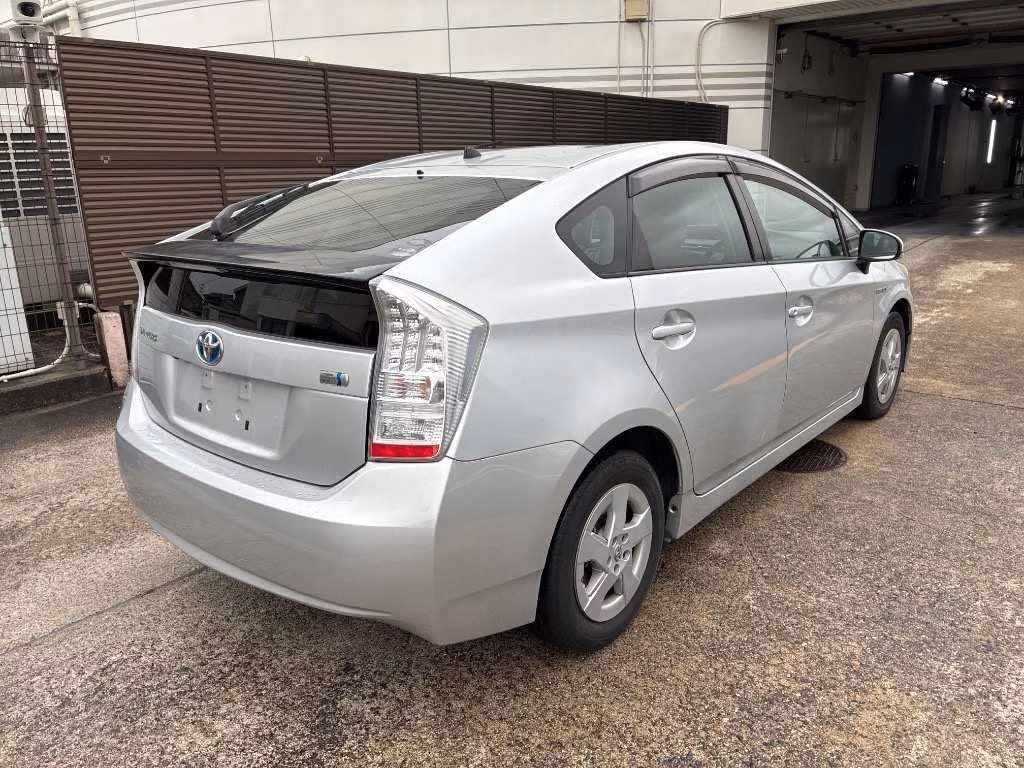 TOYOTA PRIUS