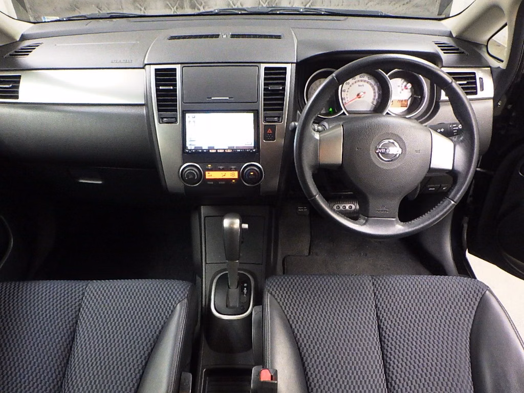 NISSAN TIIDA