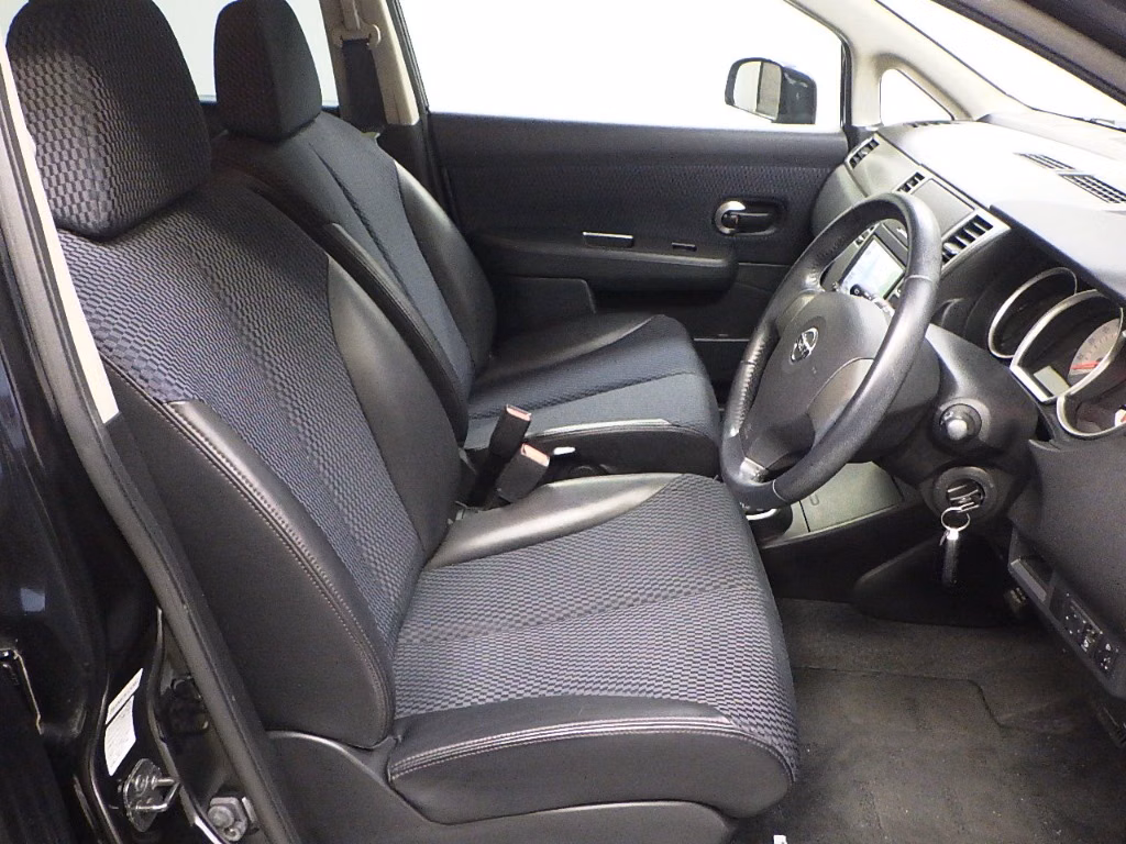 NISSAN TIIDA
