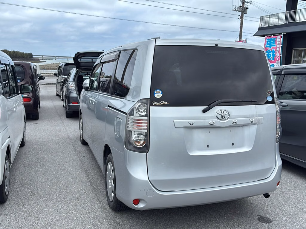 TOYOTA VOXY