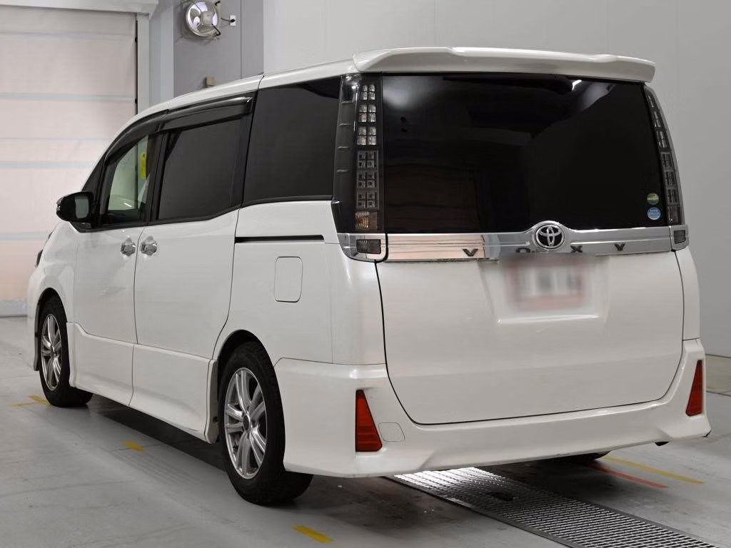 TOYOTA VOXY