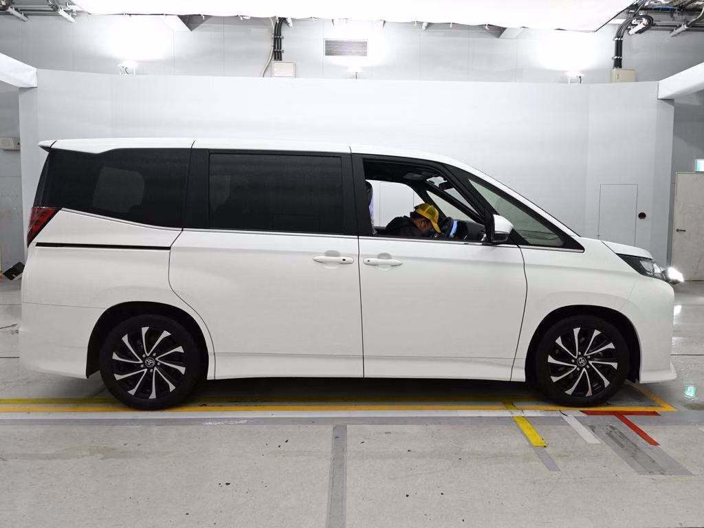 TOYOTA NOAH