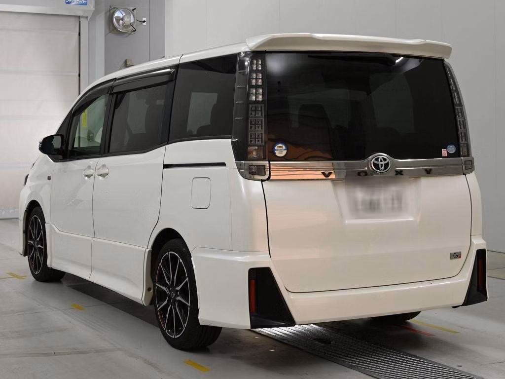 TOYOTA VOXY