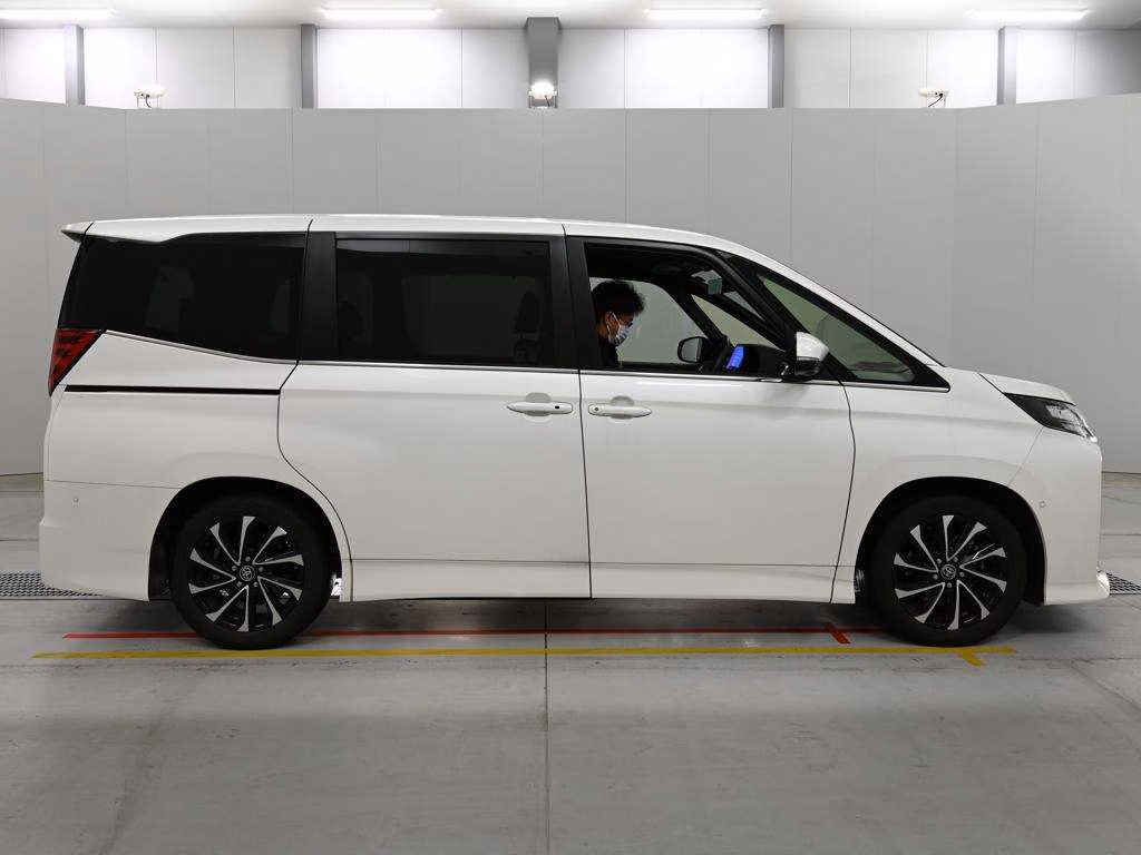 TOYOTA NOAH