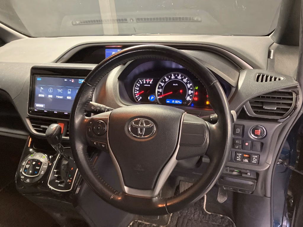 TOYOTA VOXY