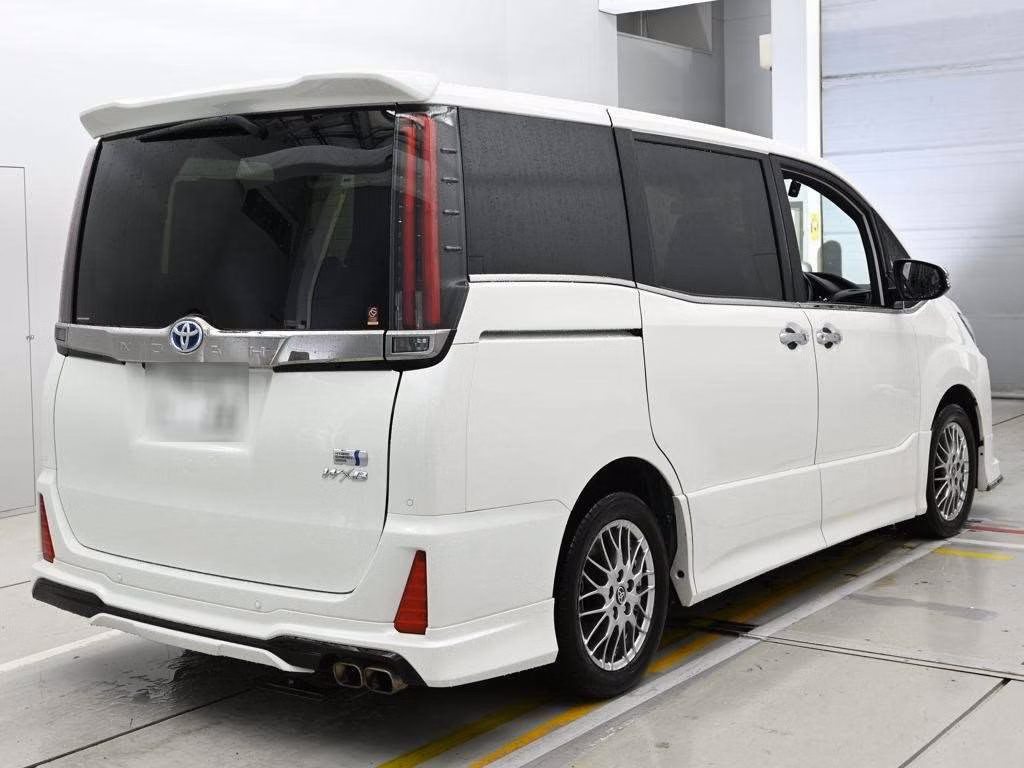 TOYOTA NOAH