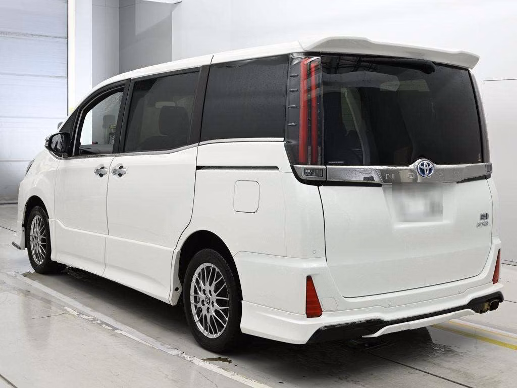 TOYOTA NOAH