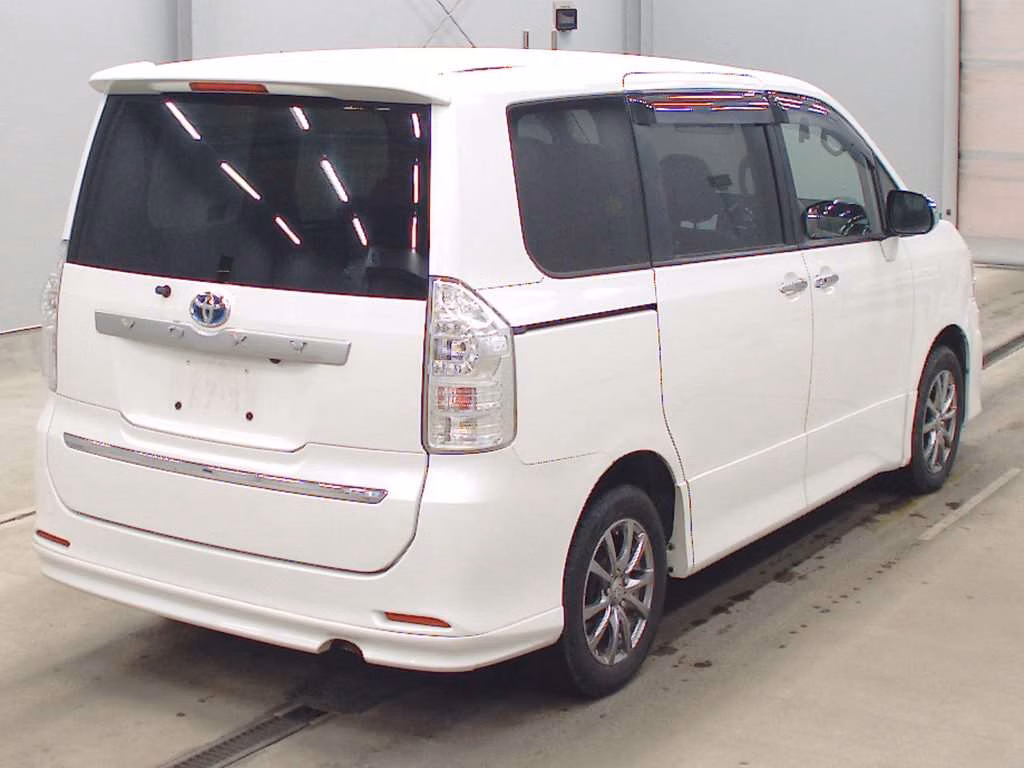 TOYOTA VOXY